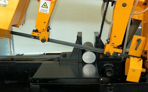 成华数控带锯床自动送料精度会出现偏差吗？